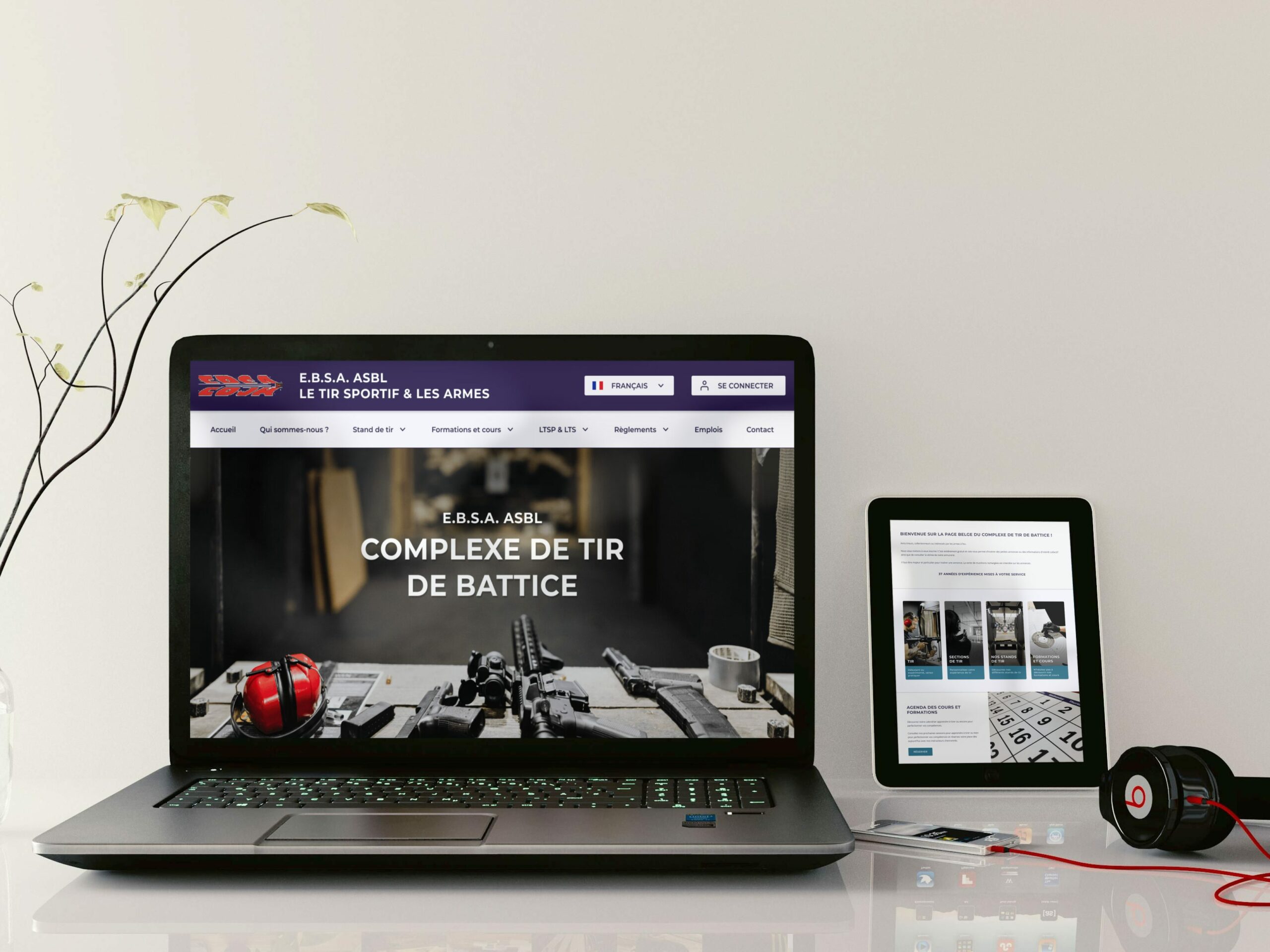 Site internet sur l'écran d'un PC portable et d'une tablette